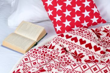 Jak dobrać pościel z motywem świątecznym, aby pasowała do wystroju sypialni?
